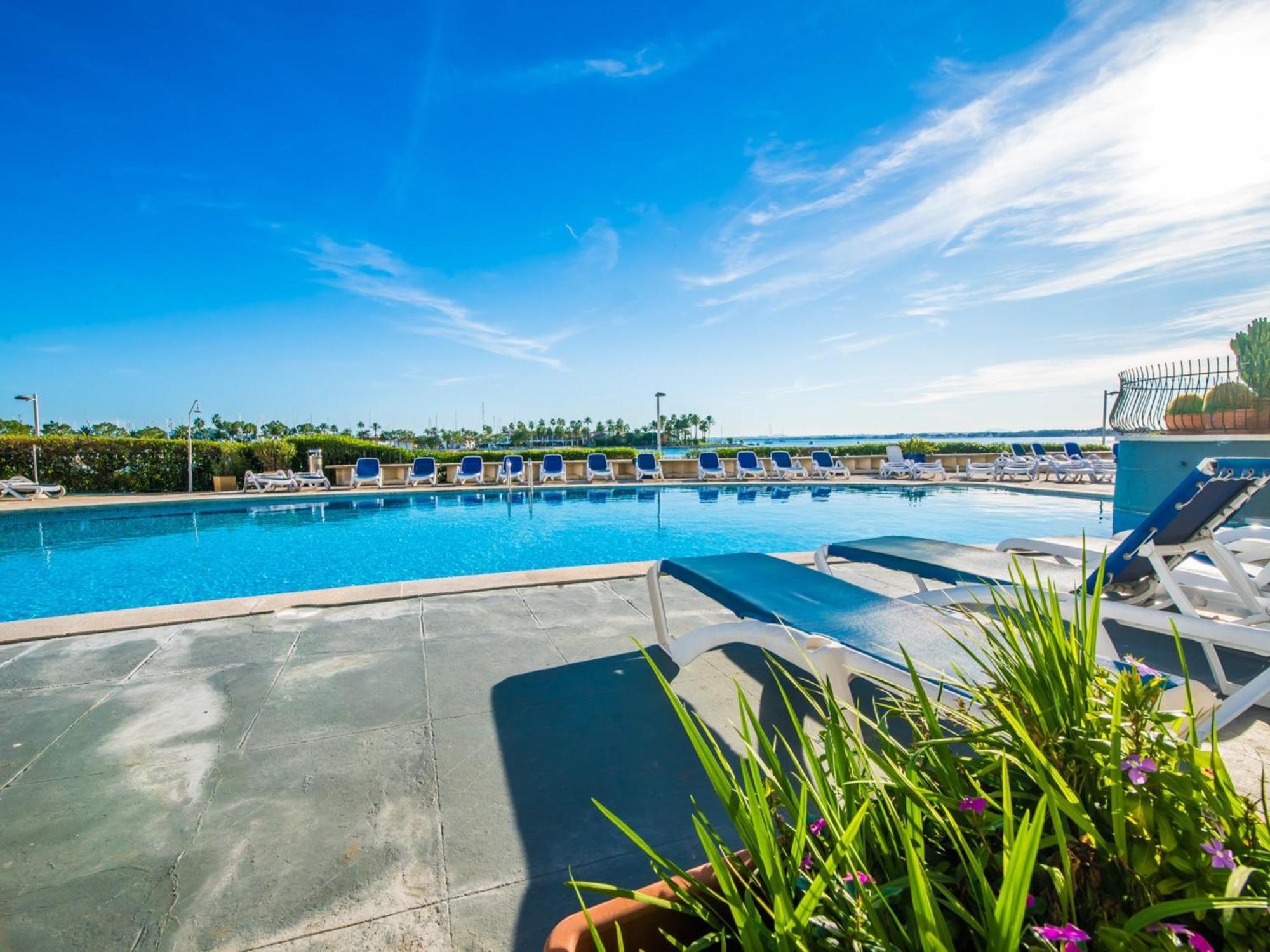 Beachfront With Sea Views Apartment *